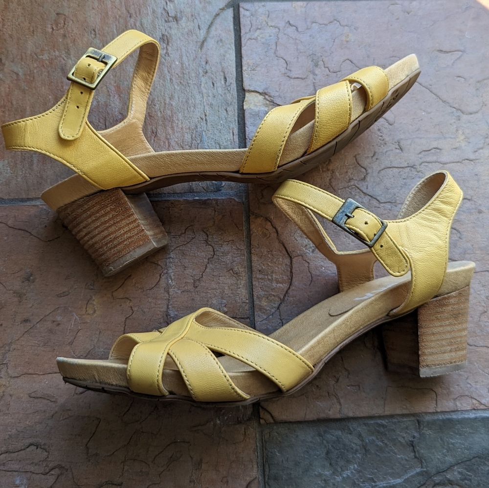 ESSKA yellow leather heels sandals 40 9